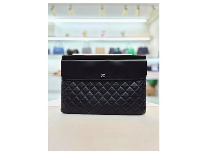 Chanel Clutch in agnello nero con patta argentata - vista 2