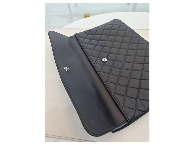 Chanel Clutch in agnello nero con patta argentata - vista 20