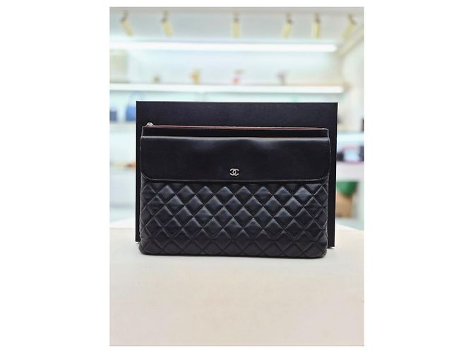 Chanel Clutch in agnello nero con patta argentata - vista 9