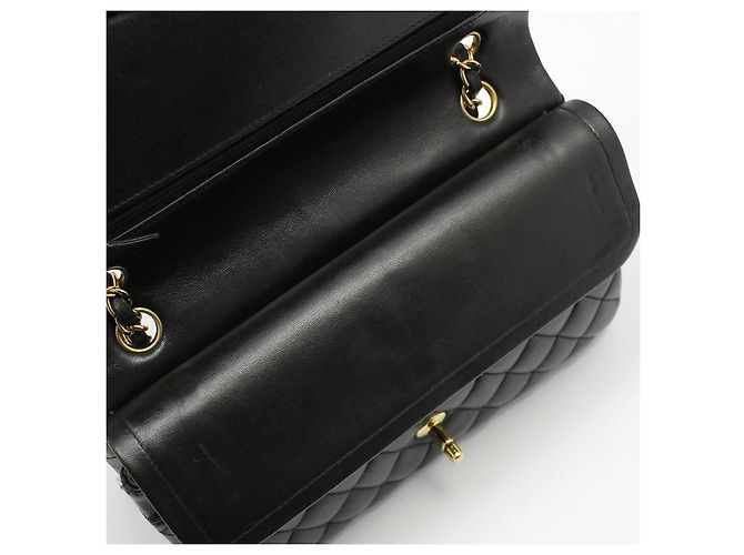 Chanel Borsa a Spalla Classic Medium in Pelle di Agnello Nera e Oro Nero - vista 10