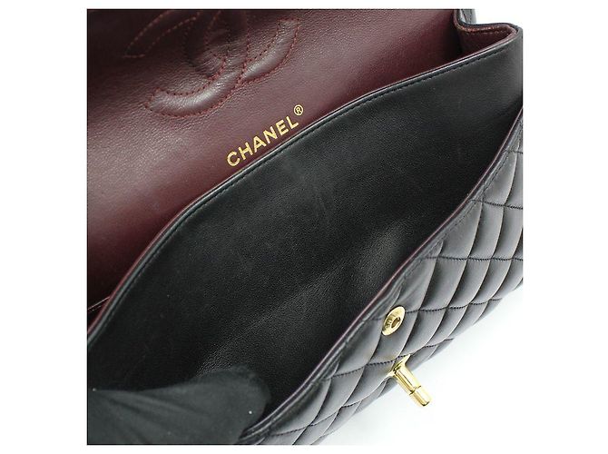 Chanel Borsa a Spalla Classic Medium in Pelle di Agnello Nera e Oro Nero - vista 12