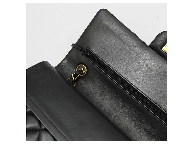 Chanel Borsa a Spalla Classic Medium in Pelle di Agnello Nera e Oro Nero - vista 9