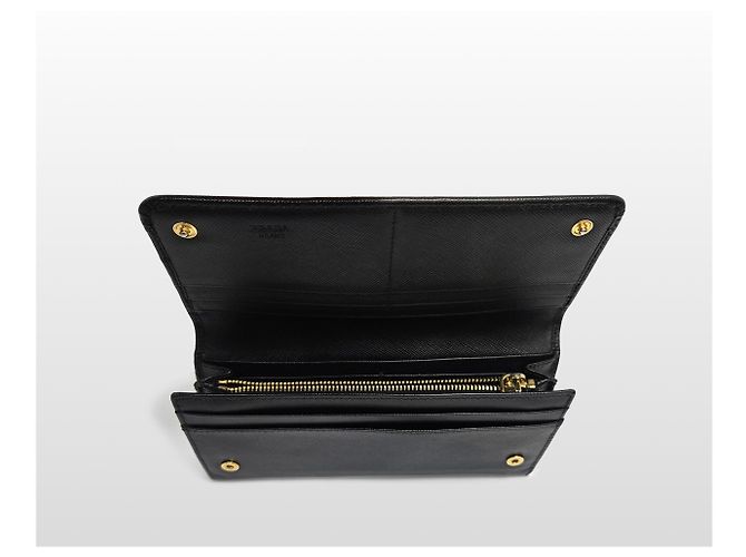 Prada Schwarzes Saffiano-Leder-Klappportemonnaie mit Metallendetails - Ansicht 14