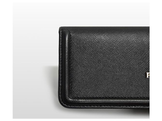 Prada Schwarzes Saffiano-Leder-Klappportemonnaie mit Metallendetails - Ansicht 7