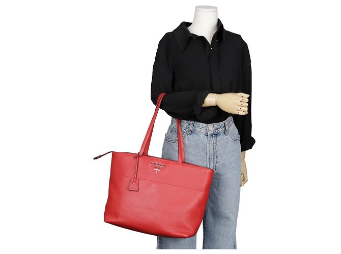 Prada Rote Vitello Phoenix Leder Tote und Schultertasche - Ansicht 22