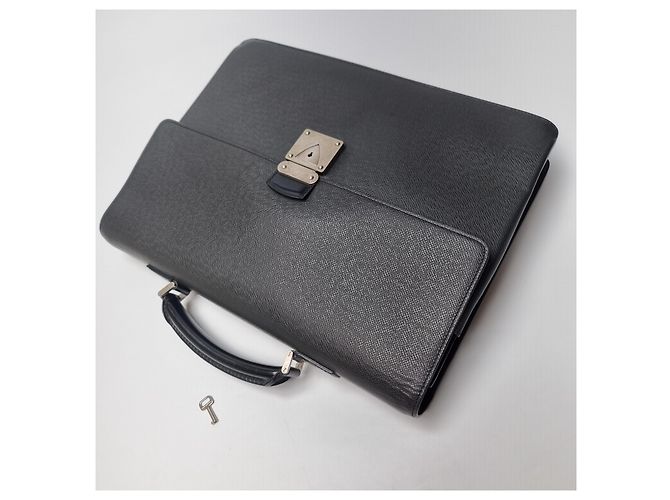 Louis Vuitton Valigetta Taiga Robusto Nero - vista 10