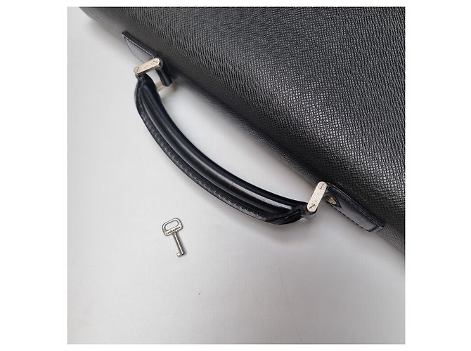 Louis Vuitton Valigetta Taiga Robusto Nero - vista 11