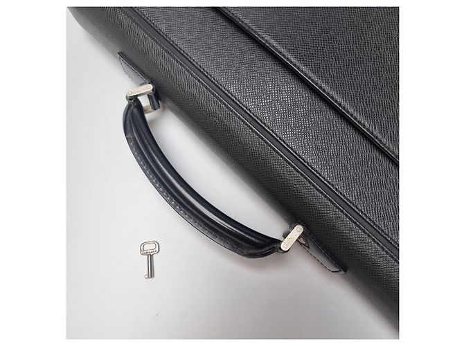 Louis Vuitton Valigetta Taiga Robusto Nero - vista 13