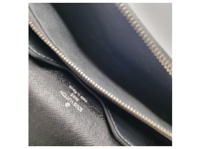 Louis Vuitton Valigetta Taiga Robusto Nero - vista 18