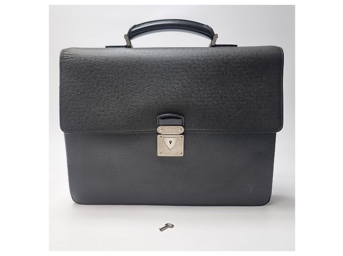 Louis Vuitton Valigetta Taiga Robusto Nero - vista 2