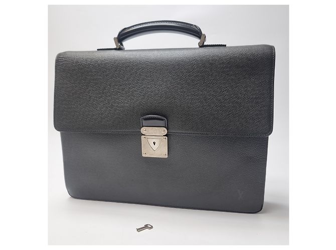 Louis Vuitton Valigetta Taiga Robusto Nero - vista 3