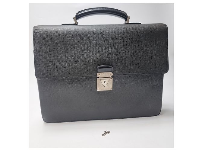 Louis Vuitton Valigetta Taiga Robusto Nero - vista 4