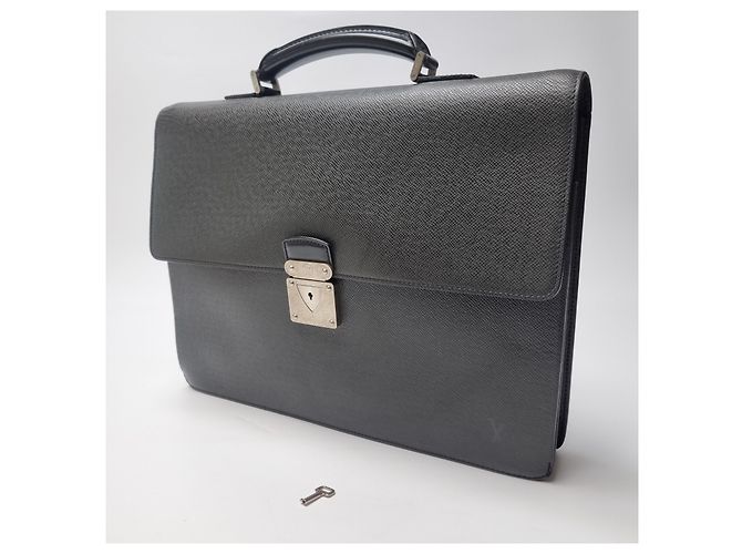 Louis Vuitton Valigetta Taiga Robusto Nero - vista 5