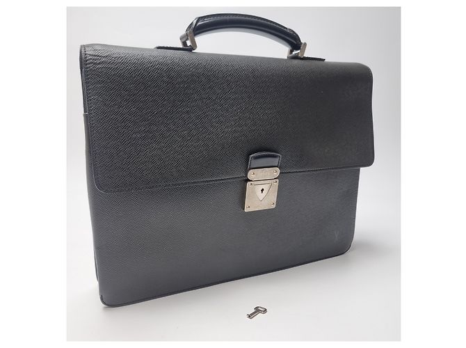 Louis Vuitton Valigetta Taiga Robusto Nero - vista 6