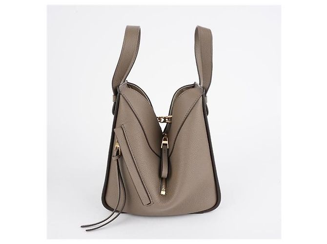 Loewe Bolsa Hammock compacta em pele de vitelo de grão macio Marrom - vista 12