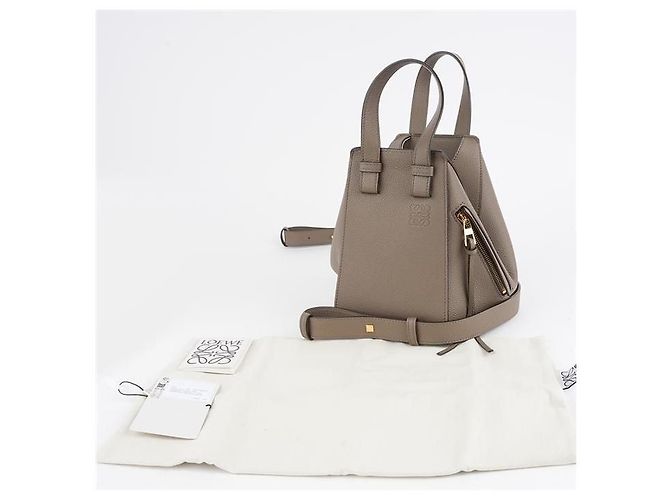 Loewe Bolsa Hammock compacta em pele de vitelo de grão macio Marrom - vista 17