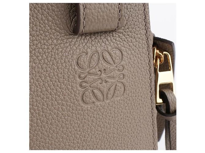 Loewe Bolsa Hammock compacta em pele de vitelo de grão macio Marrom - vista 6