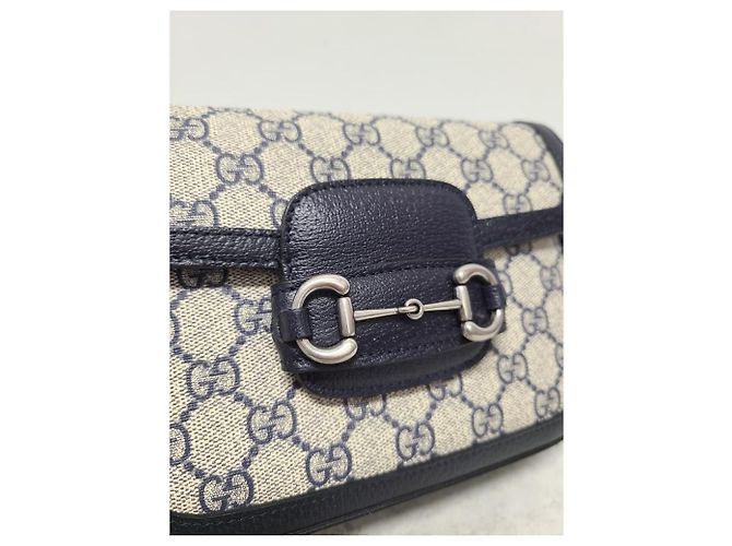 Horsebit 1955 Gucci Mini borsa a tracolla GG Supreme Horsebit blu e beige - vista 4