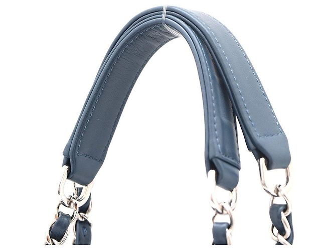 Chanel Borsa a tracolla con catena argentata e logo CC in caviar Blu - view 7