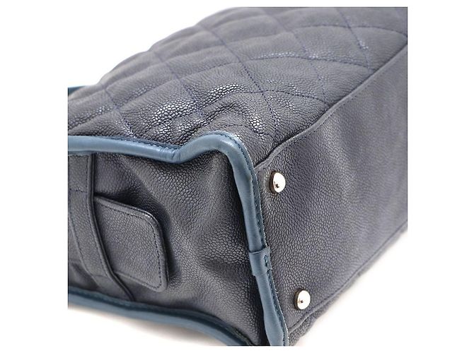 Chanel Borsa a tracolla con catena argentata e logo CC in caviar Blu - view 9