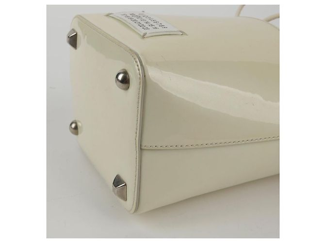 Maison Martin Margiela Pequeño bolso bucket y bolso de hombro en cuero charol blanco - vista 11