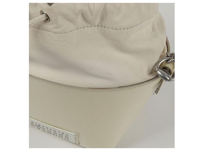 Maison Martin Margiela Pequeño bolso bucket y bolso de hombro en cuero charol blanco - vista 15