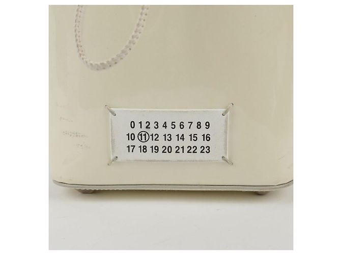 Maison Martin Margiela Pequeño bolso bucket y bolso de hombro en cuero charol blanco - vista 3