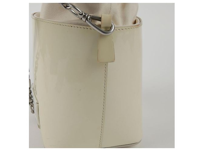 Maison Martin Margiela Pequeño bolso bucket y bolso de hombro en cuero charol blanco - vista 7