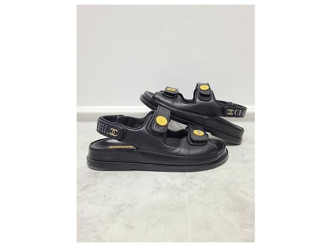 Chanel Sandali con velcro con fascia in pelle e patch con scritte nere Nero - vista 4