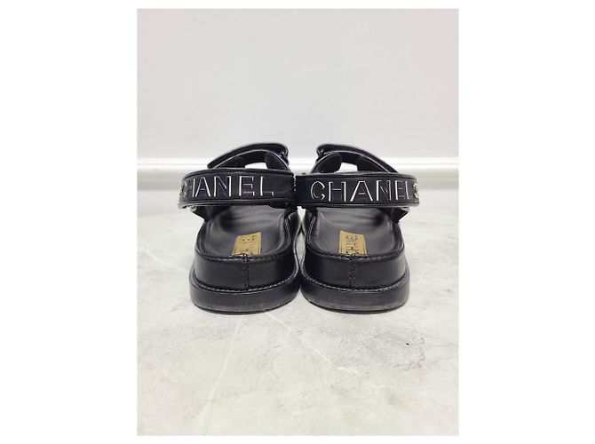 Chanel Sandali con velcro con fascia in pelle e patch con scritte nere Nero - vista 6