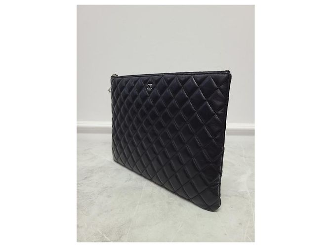 Chanel Clutch Classic in Agnello Nero con Charm Rocket Argentato Large - vista 2