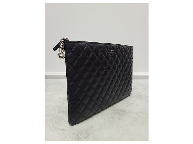 Chanel Clutch Classic in Agnello Nero con Charm Rocket Argentato Large - vista 3
