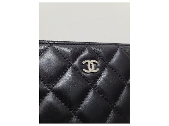 Chanel Clutch Classic in Agnello Nero con Charm Rocket Argentato Large - vista 4