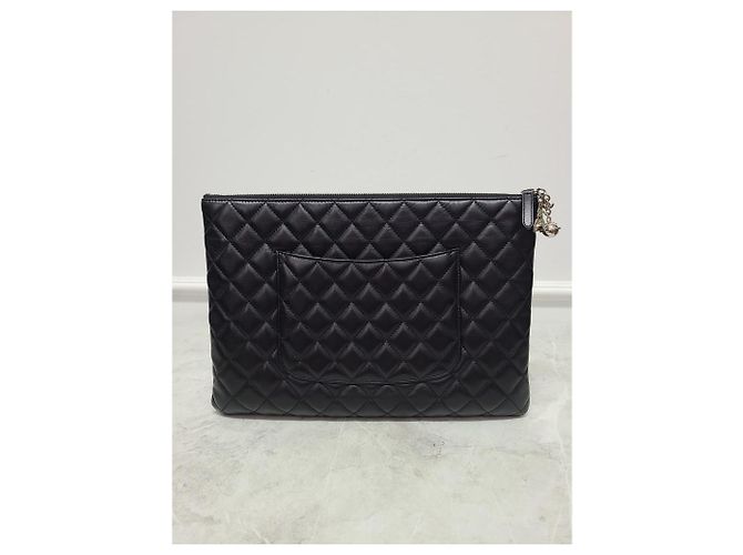 Chanel Clutch Classic in Agnello Nero con Charm Rocket Argentato Large - vista 7