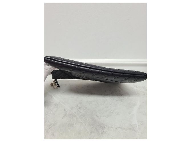 Chanel Clutch Classic in Agnello Nero con Charm Rocket Argentato Large - vista 8