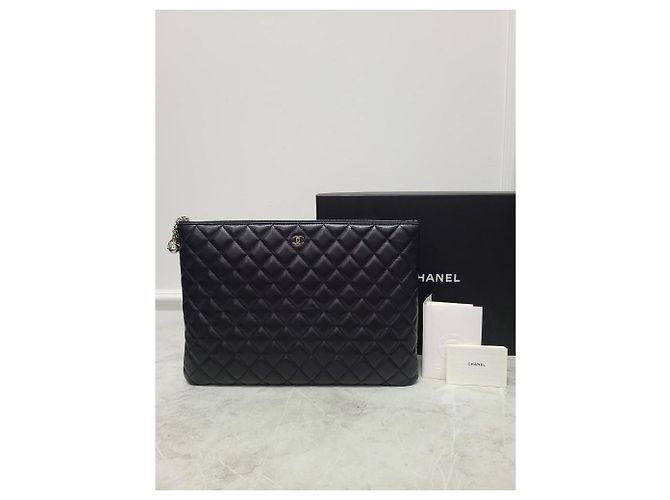 Chanel Clutch Classic in Agnello Nero con Charm Rocket Argentato Large - vista 9