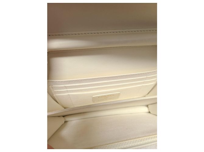 Boy Chanel Mini borsa a tracolla WOC Chevron in Caviar bianco e Oro Champagne - vista 4