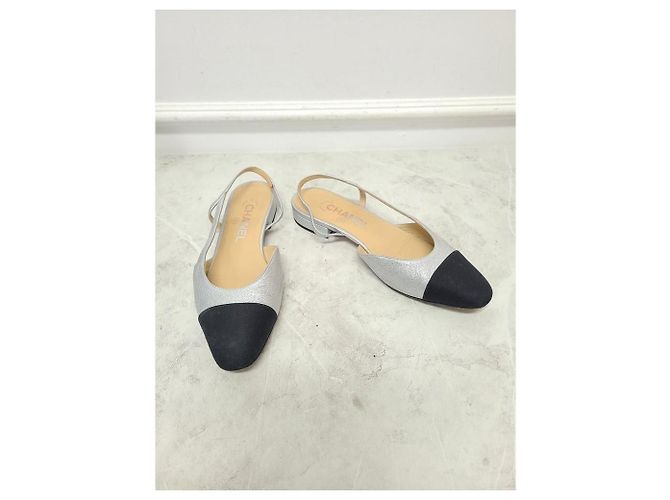 Chanel Décolleté slingback bicolore argento con tacco basso e scarpe basse - vista 3