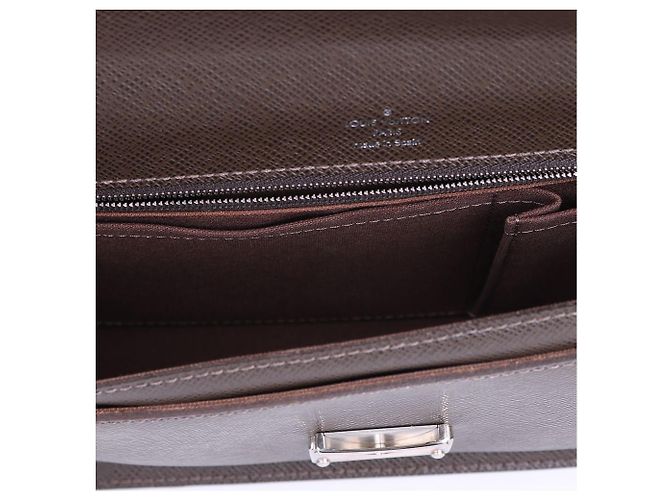 Louis Vuitton Clutch com alça Taiga Bellaia Marrom - vista 11