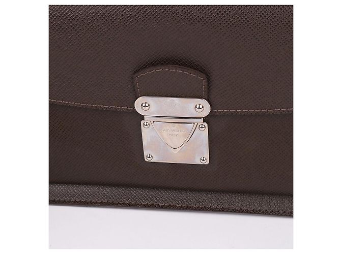 Louis Vuitton Clutch com alça Taiga Bellaia Marrom - vista 2