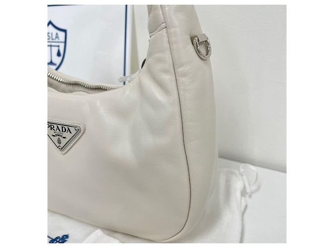 Prada Mini-Crossbody-Bag aus weichem gepolstertem Nappa-Leder Weiß - Ansicht 4
