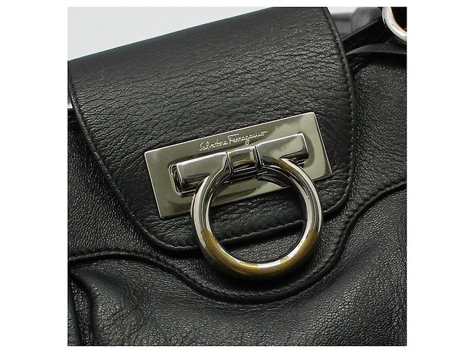 Salvatore Ferragamo Borsa a tracolla in pelle nera con Gancini argento dorato Nero - vista 5