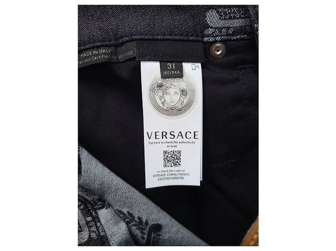 Versace Pantaloni in denim nero con logo Medusa multi-lettering - vista 5