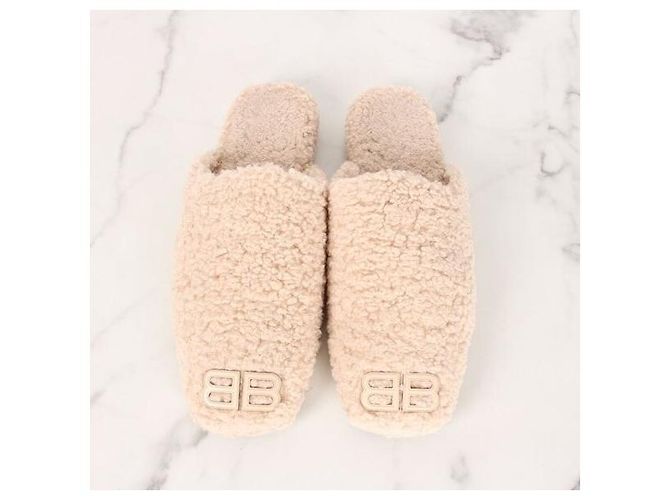 Balenciaga Mule e pantofole accoglienti in shearling Beige Marrone - vista 7