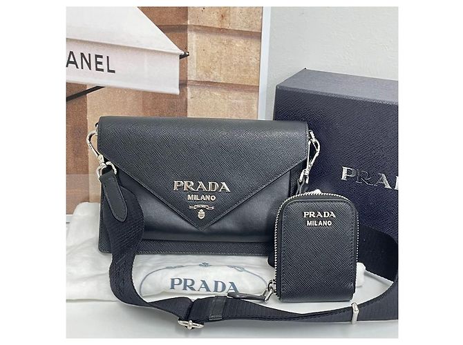 Prada Borsa a tracolla a bustina in Saffiano nero - vista 2