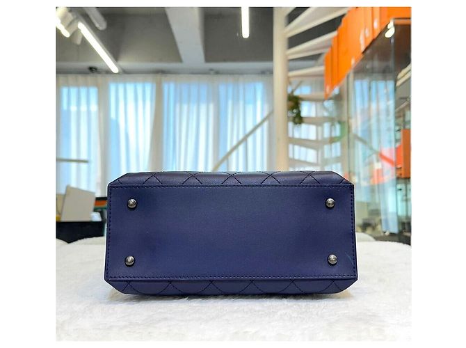 Chanel Bolsa Coco Flap em couro clássico Coleção Navy Azul - vista 3