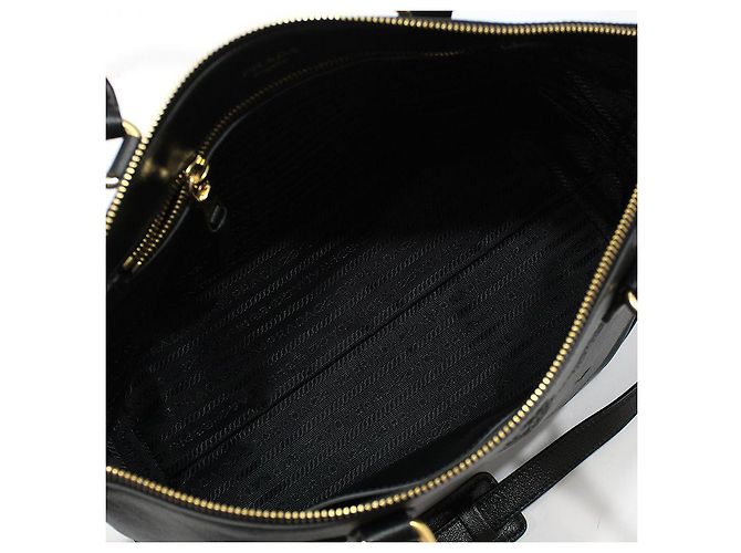 Prada Borsa a tracolla in pelle di vitello nera con logo in rilievo e finiture dorate Nero - vista 10