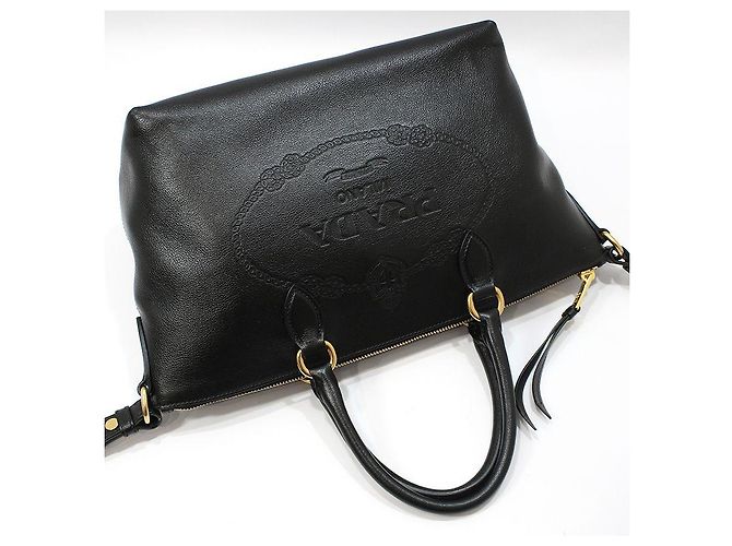 Prada Borsa a tracolla in pelle di vitello nera con logo in rilievo e finiture dorate Nero - vista 3