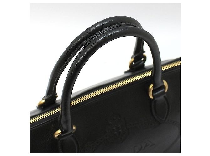 Prada Borsa a tracolla in pelle di vitello nera con logo in rilievo e finiture dorate Nero - vista 6