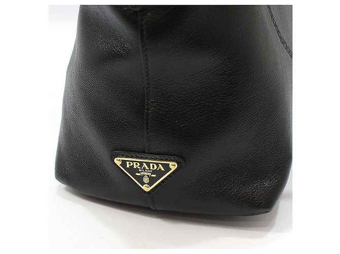 Prada Borsa a tracolla in pelle di vitello nera con logo in rilievo e finiture dorate Nero - vista 9